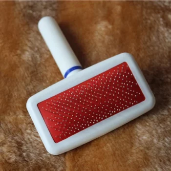 Brosse-a-cheveux-pour-chien-Anti-puce-chien-Hygiene-chien-couleur-Blanc-1-600x600-1.webp